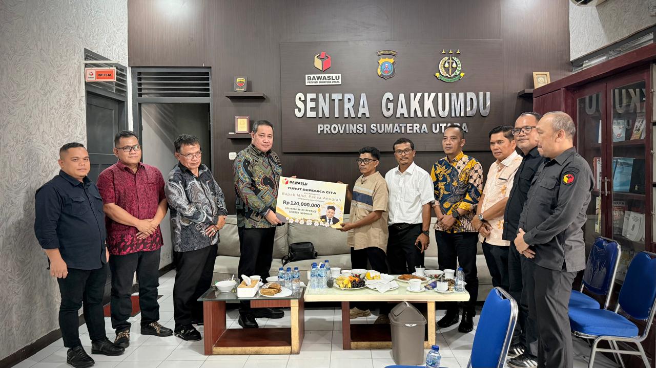 Anggota Bawaslu Herwyn JH Malonda menyerahkan dana kerahimankepada ahli waris almarhum Panca Anugerah pada Selasa (28/4/2026).