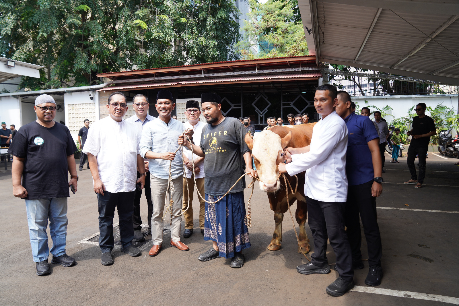Sekretaris Jenderal Bawaslu Ferdinand Eskol Tiar Sirait bersama jajarannya, saat membuka kegiatan pemotongan hewan kurban dalam rangka merayakan Hari Raya Idul Adha 1447 H, Rabu (27/6/2026) di kantor Bawaslu.