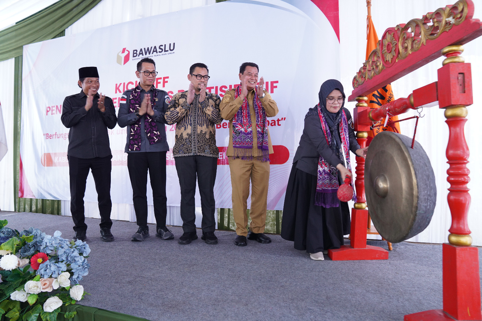 Anggota Bawaslu, Kordiv Pencegahan, Partisipasi Masyarakat dan Hubungan Masyarakat Lolly Suhenty saat membuka Kick Off Pendidikan Pengawas Partisipatif di Kabupaten Tangerang, Banten, Selasa (12/5/2026).