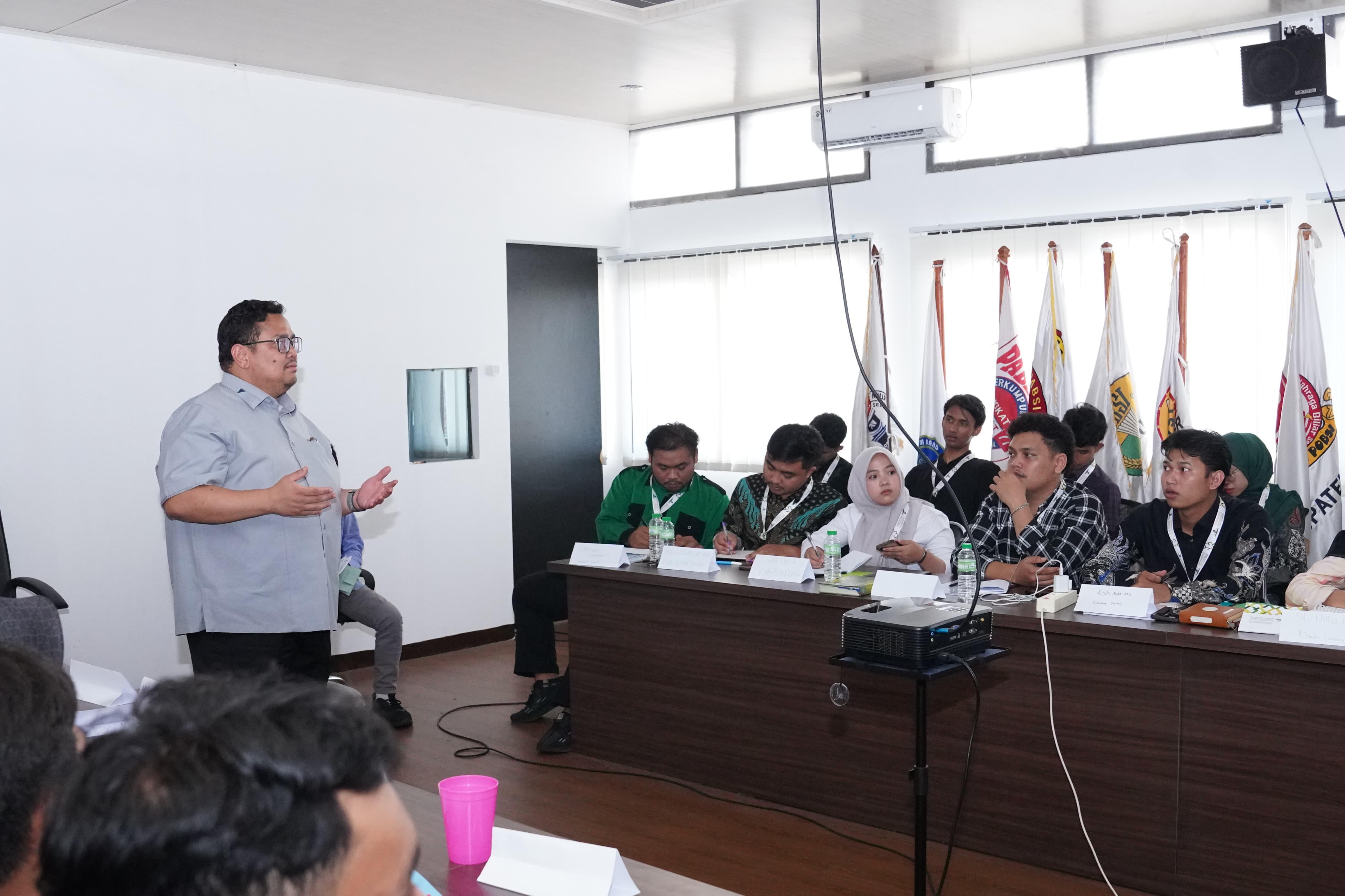 Cianjur, Badan Pengawas Pemilihan Umum – Ketua Bawaslu Rahmat Bagja menegaskan bahwa praktik politik uang merupakan ancaman serius bagi demokrasi dan secara tegas dilarang dalam pemilu. Hal tersebut dikatakan Bagja saat menjadi narasumber dalam kegiatan Latihan Kader (LK) Himpunan Mahasiswa Islam (HMI) di Cianjur, Jawa Barat, Selasa (12/5/2026).