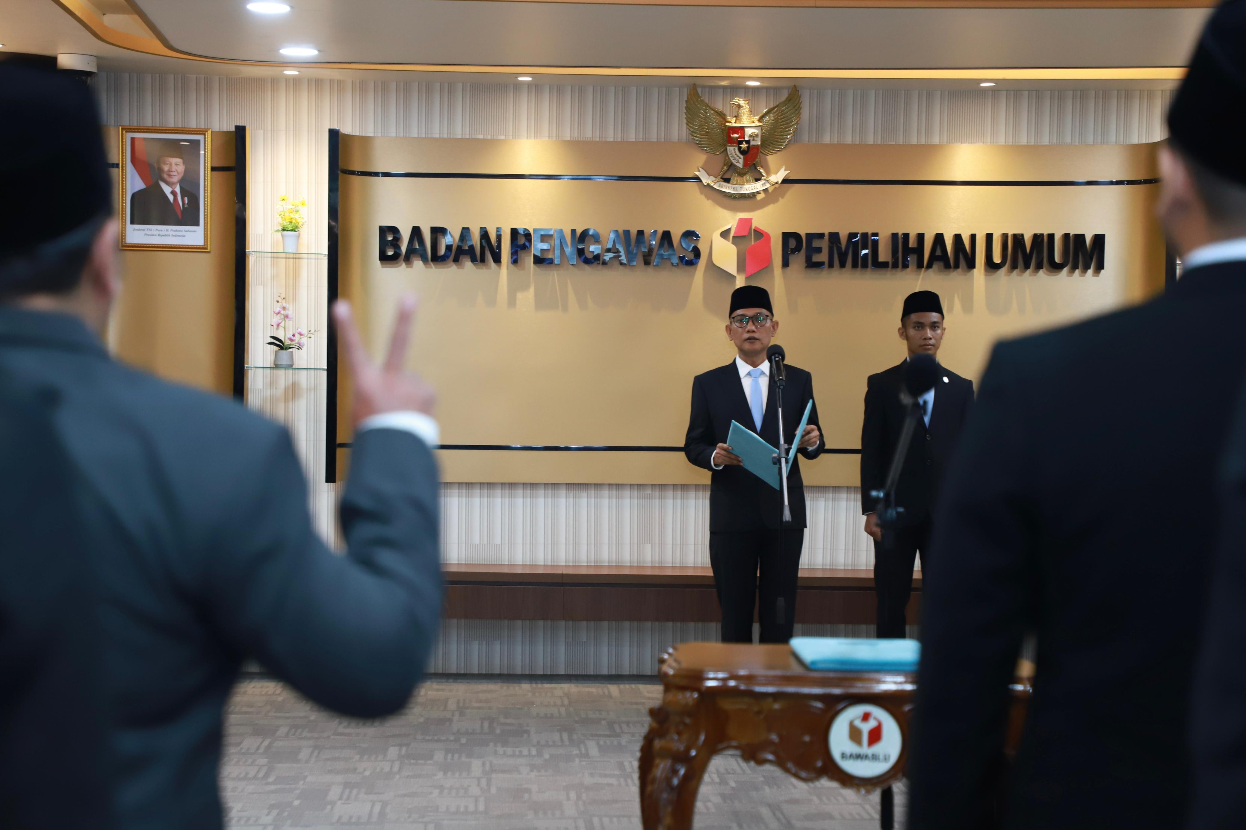 Sekretaris Jendral Bawaslu Ferdinand Eskol Tiar Sirait saat melantik 14 pejabat fungsional dan 189 pejabat administrasi lingkungan Bawaslu, di Jakarta, Rabu (13/5/2026).
