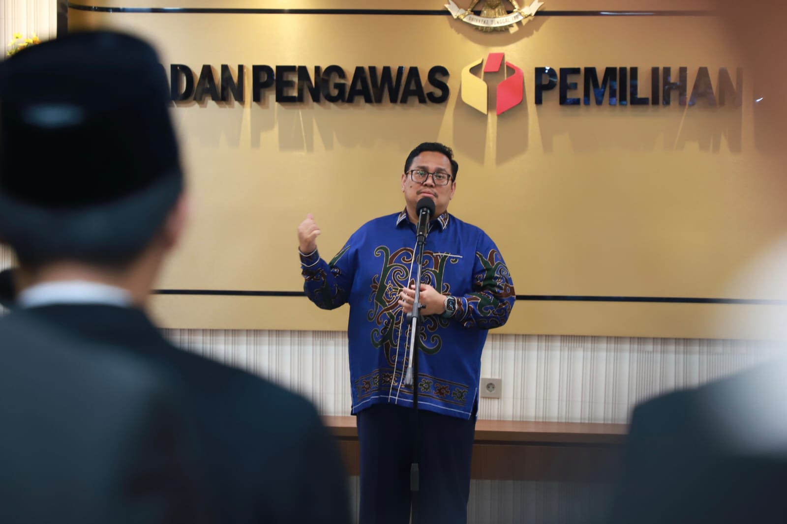 Ketua Bawaslu Rahmat Bagja setelah pelantikan yang terdiri dari 14 pejabat fungsional dan 189 pejabat administrasi di lingkungan Bawaslu di gedung Bawaslu RI, Rabu (13/5/2026).