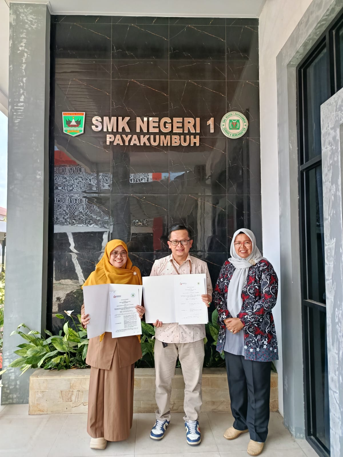 Dokumentasi Ketua dan Anggota Bawaslu Kota Payakumbuh gelar penandatanganan PKS di SMK N 1 Kota Payakumbuh, 7 Mei 2026