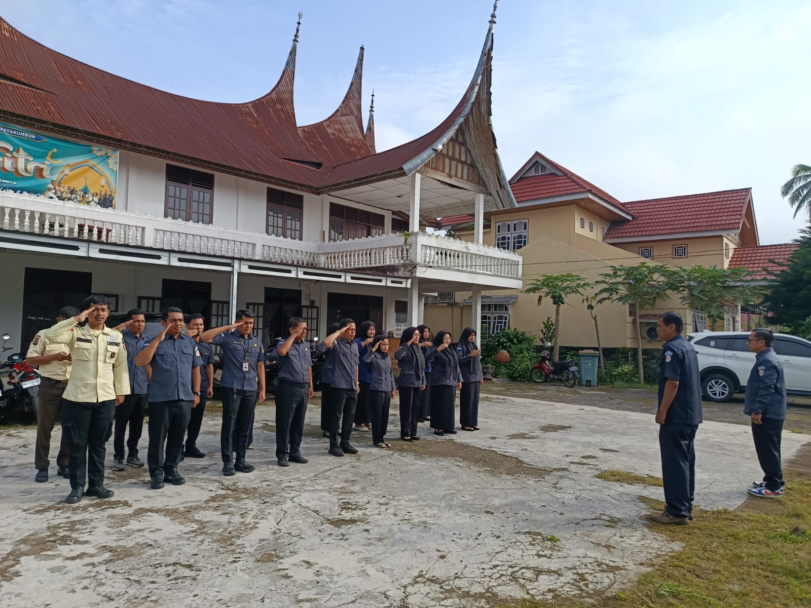 Syafrial selaku  Koordinator Sekretariat Bawaslu Kota Payakumbuh Menjadi Pembina Apel Senin Pagi bagi Seluruh Jajaran Sekretariat Bawaslu Kota Payakumbuh