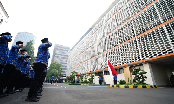 Anggota Bawaslu Herwyn J.H. Malonda beserta jajaran saat Upacara Peringatan Hari Lahir Pancasila di Gedung Bawaslu, Senin (1/6/2026).