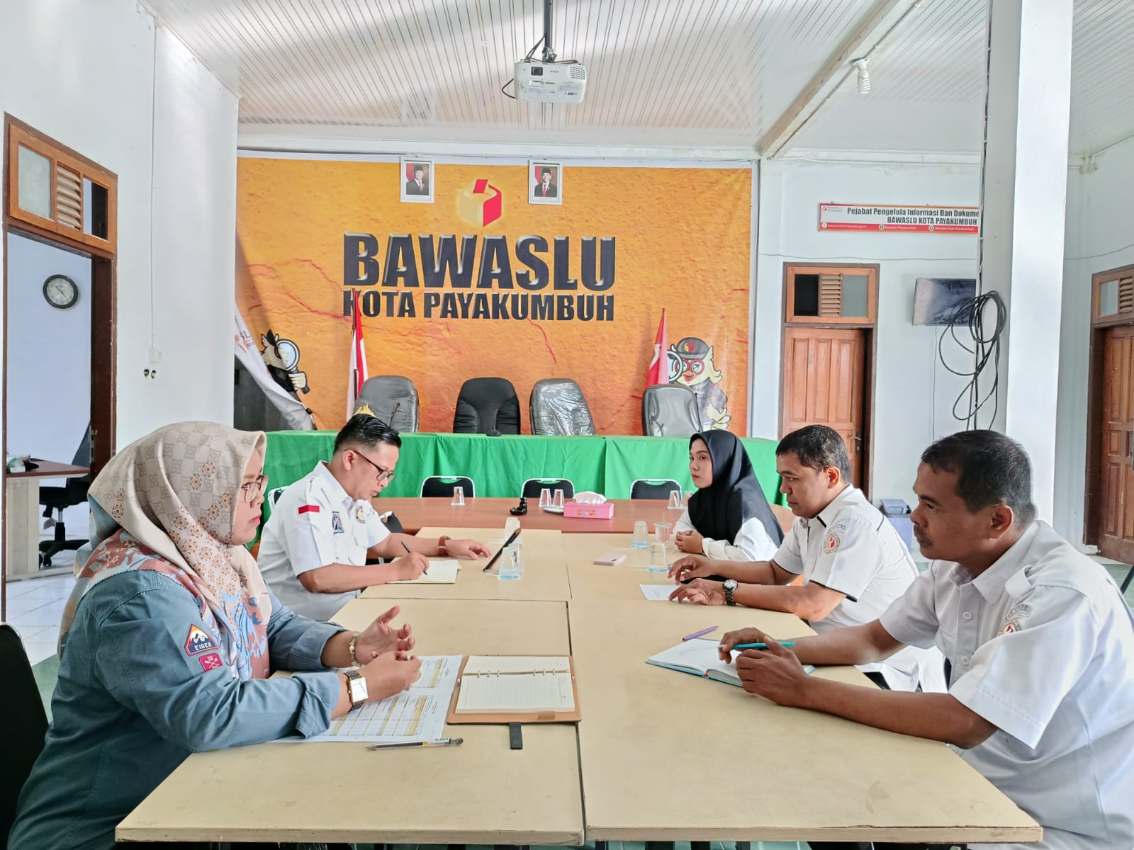 Foto Ketua dan Anggota Bawaslu Kota Payakumbuh melaksanakan Rapat Pleno Rutin Mingguan 