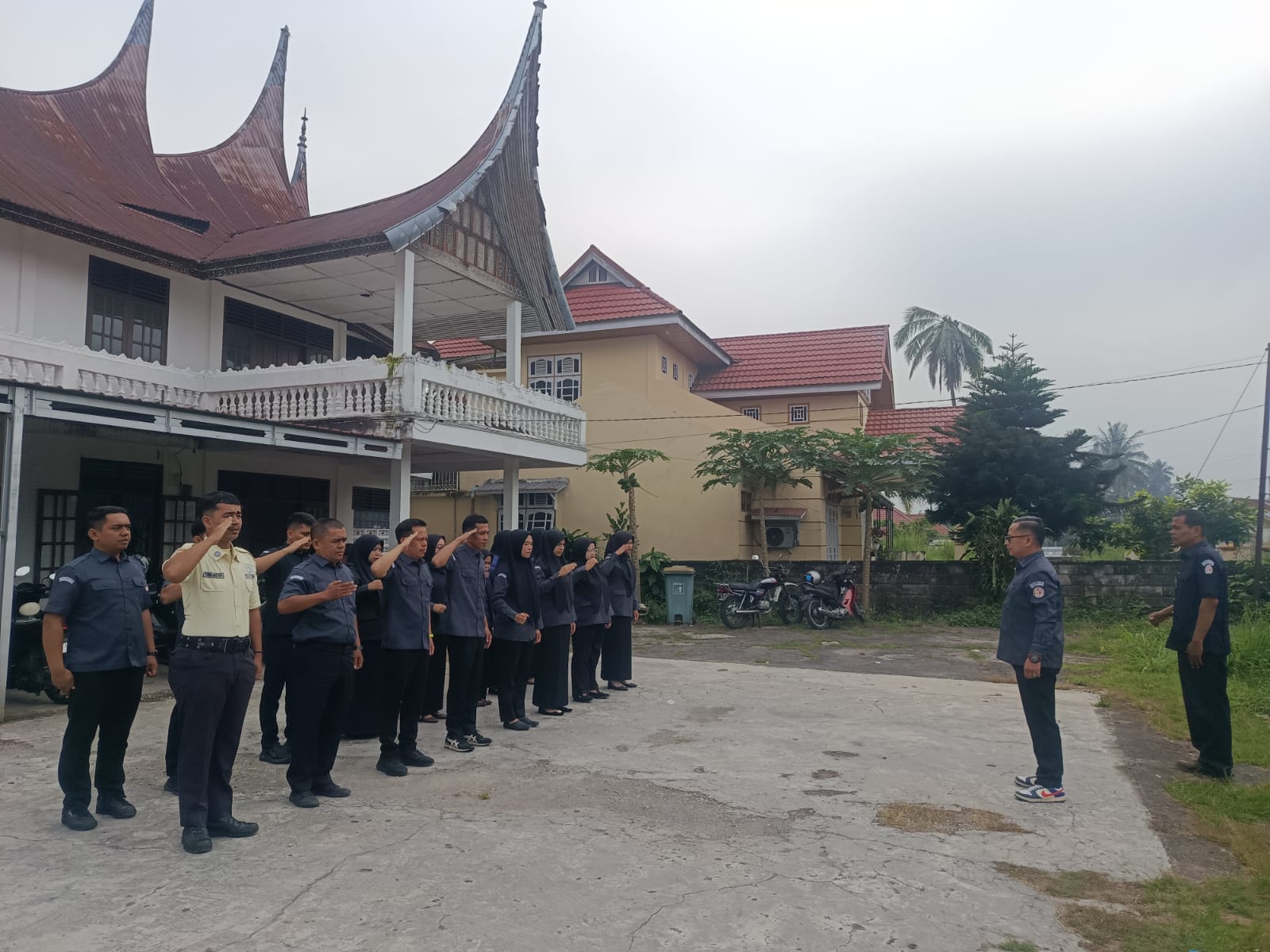 Foto Bawaslu melaksanakan Apel Senin Pagi yang dilaksanakan di Halaman Kantor Bawaslu Kota Payakumbuh