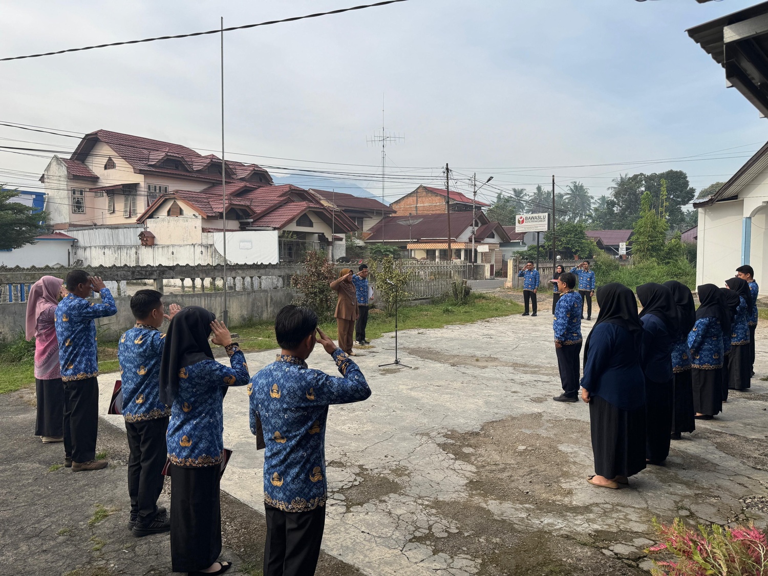 Ade Jumiarti Marlia selaku Anggota Bawaslu Kota Payakumbuh menjadi Pembina Upacara Peringatan Hari Lahir Pancasila