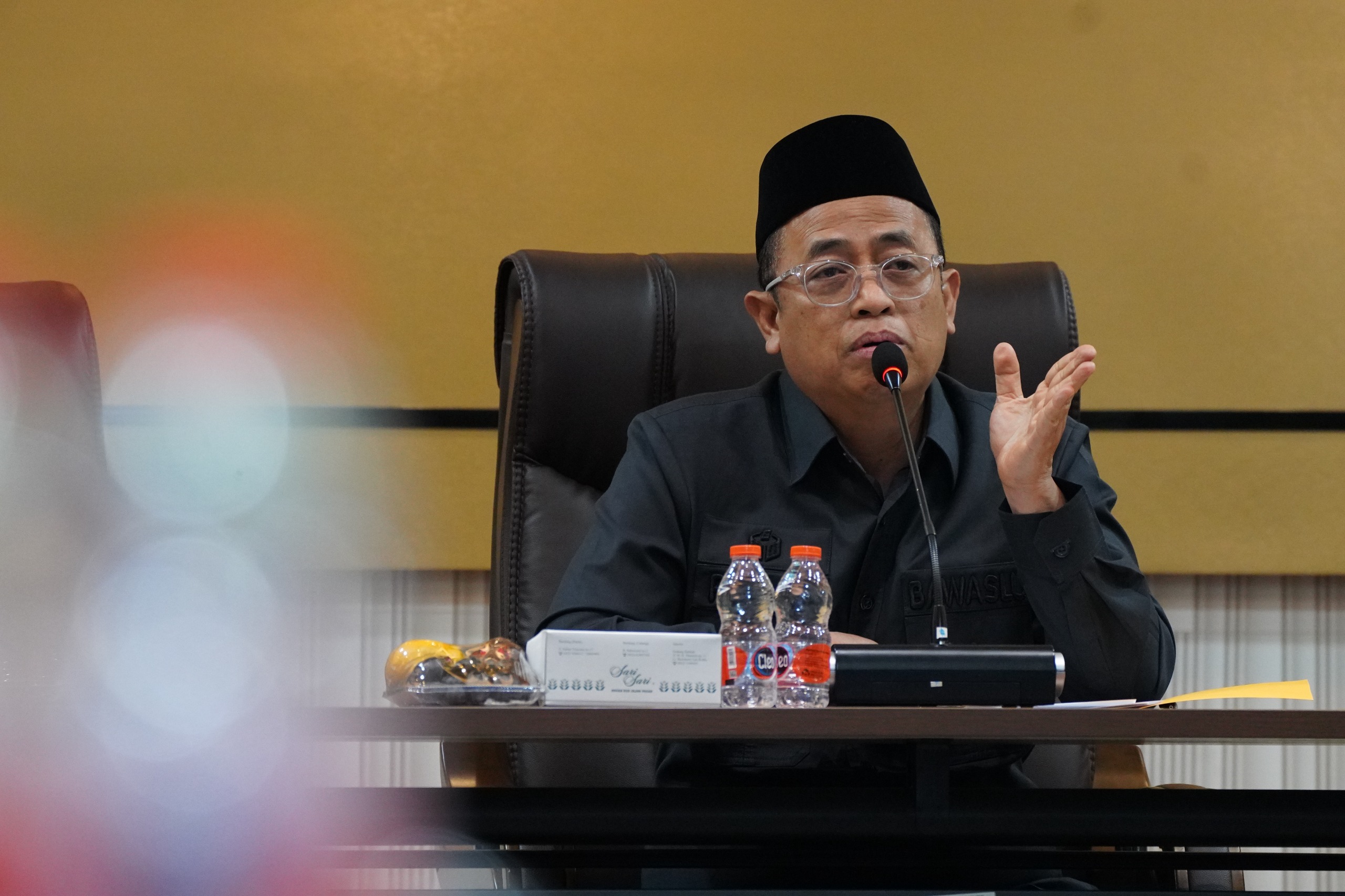 Anggota Puadi saat memberikan arahan pada Sosialisasi Pelaksanaan Kompetisi Debat Penegakan Hukum Pemilu VI di gedung Bawaslu, Senin (22/6/2026).