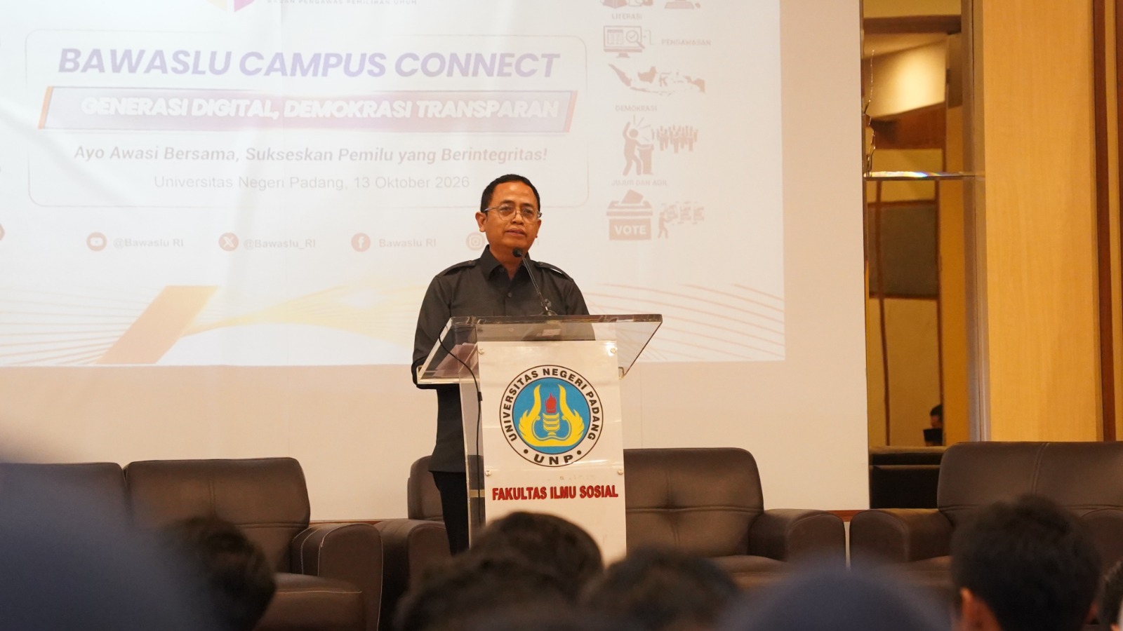 Anggota Badan Pengawas Pemilihan Umum (Bawaslu) Republik Indonesia, Puadi, secara resmi membuka kegiatan Bawaslu Campus Connect di Universitas Negeri Padang (UNP), Selasa.(13/10)