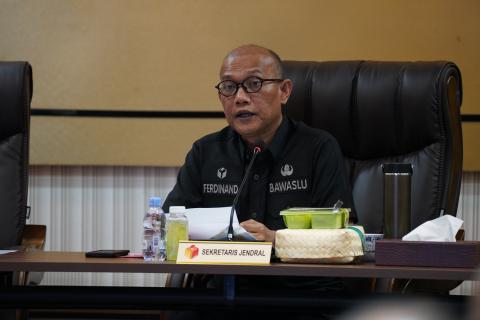 Sekretaris Jendral Bawaslu Ferdinand Eskol Tiar Sirait dalam kegiatan Penyerahan LHP PDTT BPK di Gedung Bawaslu, Jakarta, Selasa (31/3/2026).