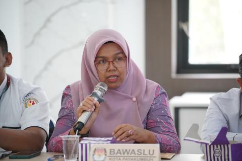 Ade Jumiarti Marlia menyampaikan hasil dari Pengawasan PDPB di kegiatan Rapat Pleno Terbuka Pemuktahiran Data pemilih Berkelanjutan