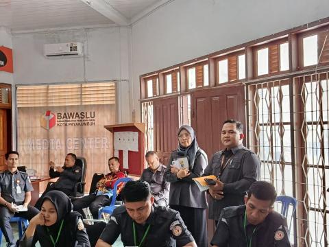 dokumentasi proses simulasi sidang proses sengketa pemilu di ruang sidang bawaslu kota payakumbuh