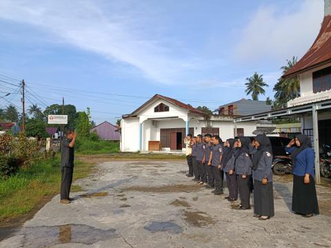 Foto Syafrial, S.S.T selaku Koordinator Sekretariat Bawaslu Kota Payakumbuh menjadi pembina Apel Senin Pagi Bawaslu Kota Payakumbuh