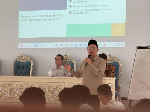 Anggota Bawaslu Puadi saat menjadi narasumber Intermediate Training (LK II) Tingkat Nasional Himpunan Mahasiswa Islam Koordinator Komisariat Universitas Negeri Jakarta, Cabang Jakarta Raya di Depok, Jawa Barat, Selasa (30/6/2026).