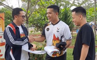 Ketua Bawaslu Kota Payakumbuh bagikan Pamflet tatacara Permohonan Informasi