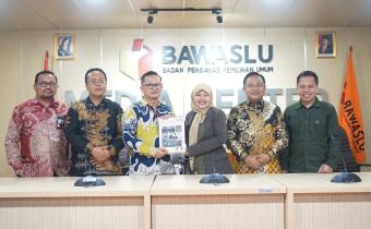 Penyerahan Laporan Humas 