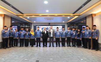 Para pimpinan Bawaslu dengan para pejabat terlantik berfoto bersama di Gedung Bawaslu, Jakarta, Rabu (30/4/2025).