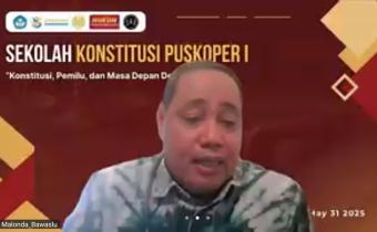 Anggota Bawaslu Herwyn JH Malonda saat memberikan materi dalam Webinar Sekolah Konstitusi Puskoper yang digelar Universitas Negeri Surabaya (Unesa), Sabtu (31/5/2025).