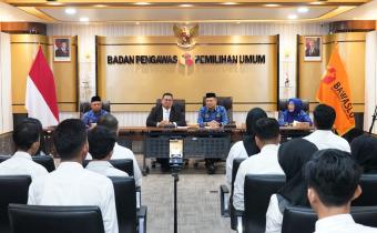 Ketua Bawaslu Rahmat Bagja (jas hitam) dan Sekretaris Jenderal Bawaslu Ichsan Fuady (kanan) saat acara pengarahan CPNS Bawaslu di Gedung Bawaslu, Jakarta, Senin (2/6/224)/Foto: Pemberitaan dan Publikasi Bawaslu