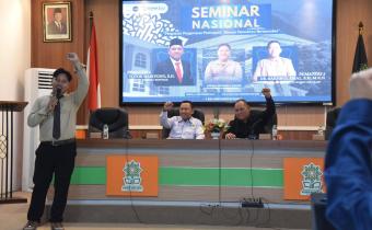 Anggota Bawaslu Totok Hariyono saat menjadi keynote speaker dalam Seminar Nasional bertajuk Penguatan Pengawasan Partisipatif Menuju Demokrasi Bermartabat di Aula Fakultas Syariah UIN Raden Mas Said Surakarta, Senin (15/9/2025).