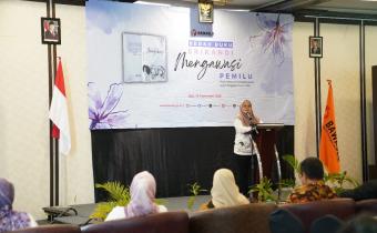 Anggota Bawaslu Lolly Suhenty saat membuka acara Bedah Buku Srikandi Mengawasi di Bali, Selasa (16/9/2025).