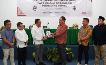 Anggota Bawaslu Herwyn JH Malonda saat membuka Diskusi Terpumpun Tata Kelola Organisasi Pengawas Pemilu di Universitas Negeri Manado (Unima), Tondano, Rabu (13/8/2025)/Foto: Publikasi dan Pemberitaan Bawaslu