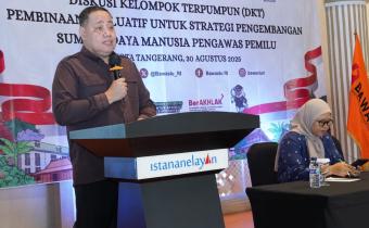 Anggota Bawaslu Herwyn JH Malonda saat membuka Diskusi Kelompok Terpumpun Pembinaan Evaluatif Untuk Strategi Pengembangan Sumber Daya Manusia Pengawas Pemilu, di Kota Tangerang, Banten, Sabtu, (30/8/2024).