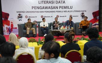 Anggota Bawaslu Puadi (tengah) dalam bedah buku yang digelar di Auditorium Fakultas Hukum Universitas Gadjah Mada (UGM), Rabu (24/9/2025).