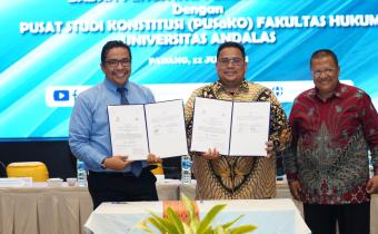 Ketua Bawaslu Rahmat Bagja saat Penandatangan Nota Kesepahaman Bawaslu dan Pusat Studi Konstitusi Fakultas Hukum Universitas Andalas di Padang, Jumat (11/7/2025).