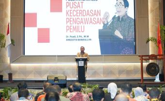 Anggota Bawaslu Puadi saat membuka Rapat Koordinasi Nasional Bidang Data dan Informasi Gelombang I di Makassar, Selasa (16/9/2025