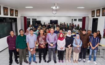 Anggota Bawaslu Herwyn JH Malonda (kelima dari kiri) dalam Focus Group Discussion (FGD) Evaluasi Tata Kelola Organisasi Pengawas Pemilu bersama Universitas Muhammadiyah Malang, Jumat (19/9/2025).
