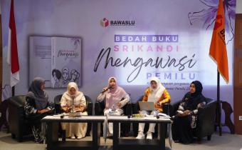 Bedah Buku Srikandi Mengawasi Pemilu bersama para penulis dan narasumber di Banda Aceh, Rabu (30/7/2025)/Foto: Publikasi dan Pemberitaan Bawaslu
