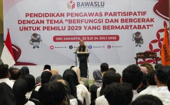 Anggota Bawaslu Totok Hariyono saat membuka Pendidikan Partisipatif dengan tema Berfungsi dan Bergerak untuk Pemilu 2029 yang Bermartabat, di Jakarta, Selasa malam, (22/7/2025).