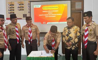 Ketua Bawaslu Kota Payakumbuh menandatangani MOU terkait dengan Satuan Karya Pramuka Adhyasta Pemilu