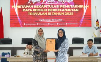 Penyerahan Berita Acara Rapat Pleno Rapat Pleno Terbuka Rekapitulasi Pemutakhiran Data Pemilih Berkelanjutan (PPDB) Triwulan III Tahun 2025 