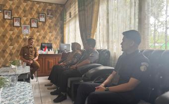 Anggota Bawaslu Kota Payakumbuh berkordinasi dengan Camat Payakumbuh Timur dalam rangka penguatan hubungan kelembagaan serta konsolidasi pelaksanaan fungsi pengawasan pemuktahiran daftar pemilih berkelanjutan tahun 2026 di kota Payakumbuh, Payakumbuh 4 Februari 2026