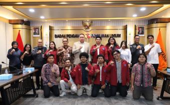 Anggota Bawaslu Herwyn JH Malonda saat berdiskusi dengan Mahasiswa Ilmu Politik Universitas Airlangga (UNAIR) Surabaya di Gedung Bawaslu, Jakarta, Selasa (13/1/2026).