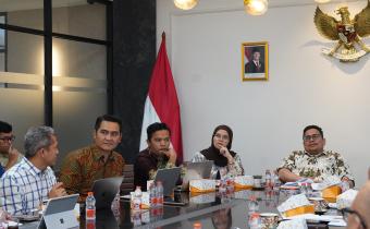 Ketua Bawaslu Rahmat Bagja (kanan) dan Anggota Bawaslu Lolly Suhenty (kedua kanan) dalam diskusi kajian penguatan fungsi pengawasan dan penegakan hukum pemilu Jumat (6/2/2026).