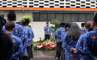 Deputi Bidang Administrasi Bawaslu, La Bayoni saat memberikan arahan dalam apel yang dilaksanakan pada Jumat (13/2/2026).