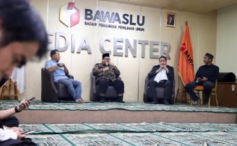 Ketua Bawaslu Rahmat Bagja saat berdiskusi bersama Komite Pemilih Indonesia (KPPDem) di Media Center Bawaslu, Jakarta, Rabu (11/3/2026).