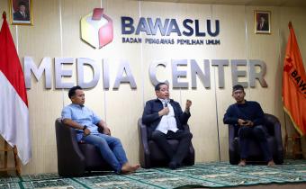 Anggota Bawaslu Herwyn JH Malonda (tengah) saat diskusi bersama Koalisi Pewarta Pemilu dan Demokrasi (KPPDem) yang digelar di Media Center Bawaslu, Jakarta, Rabu (11/3/2026).