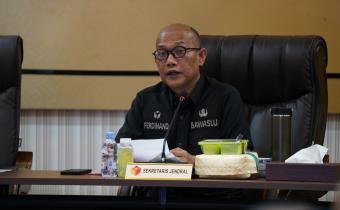 Sekretaris Jendral Bawaslu Ferdinand Eskol Tiar Sirait dalam kegiatan Penyerahan LHP PDTT BPK di Gedung Bawaslu, Jakarta, Selasa (31/3/2026).