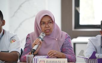 Ade Jumiarti Marlia menyampaikan hasil dari Pengawasan PDPB di kegiatan Rapat Pleno Terbuka Pemuktahiran Data pemilih Berkelanjutan