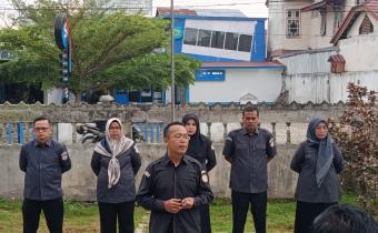 foto dokumentasi Ketua Bawaslu Provinsi Sumatera Barat Bapak Alni, S.H, M.Kn memimpin kegiatan Apel Wajib Senin Pagi yang dilaksanakan di Halaman Kantor Bawaslu Kota Payakumbuh