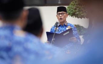 Sekretaris Jenderal Bawaslu, Ferdinand Eskol Tiar Sirait saat membacakan amanat dari naskah Menteri Komdigi pada Rabu (20/5/2026).