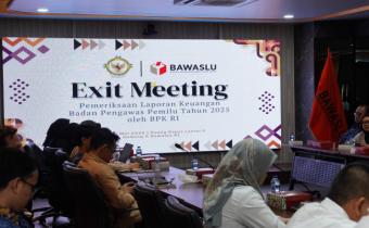Inspektur Utama Bawaslu, Rini Wartini (kedua dari kiri) saat penyerahan Laporan Keuangan Badan Pengawas Pemilu Tahun 2025 oleh BPK RI, di Jakarta, Rabu (20/5/2026).