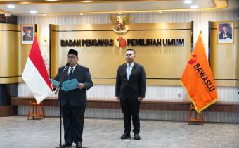 Ketua Bawaslu saat melantik Pengganti Antarwaktu (PAW) Calon Anggota Bawaslu Kabupaten/Kota sisa masa jabatan 2023-2028. di Gedung Bawaslu, Senin (25/5/2026).
