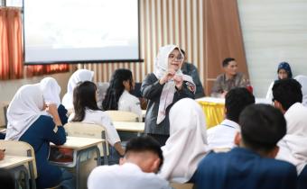 Anggota Bawaslu Lolly Suhenty saat membuka kegiatan Bawaslu Mengajar yang diselenggarakan Bawaslu Kabupaten Bogor di SMAN 1 Cibinong, Senin (25/5/2026).+