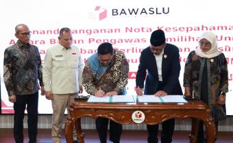Ketua Bawaslu Rahmat Bagja (ketiga dari kiri) saat penandatanganan nota kesepahaman antara Bawaslu dan LPSK di Jakarta, Selasa (28/4/2026).